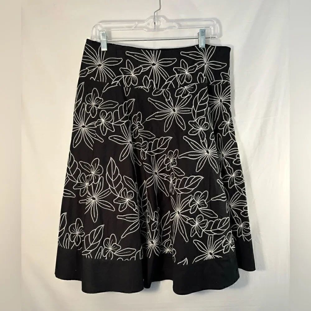 White House black market EUC black/white floral embroidered midi skirt size 10